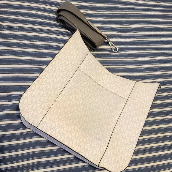 Michael Kors crossbody purse - Picture 2 of 5